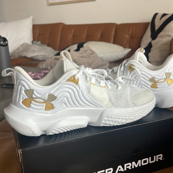 Under Armour, basketball shoe flow traction - Picture 5 of 9